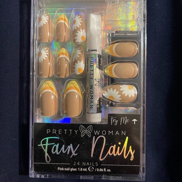Pretty Woman Faux Nails - Picture 1 of 1
